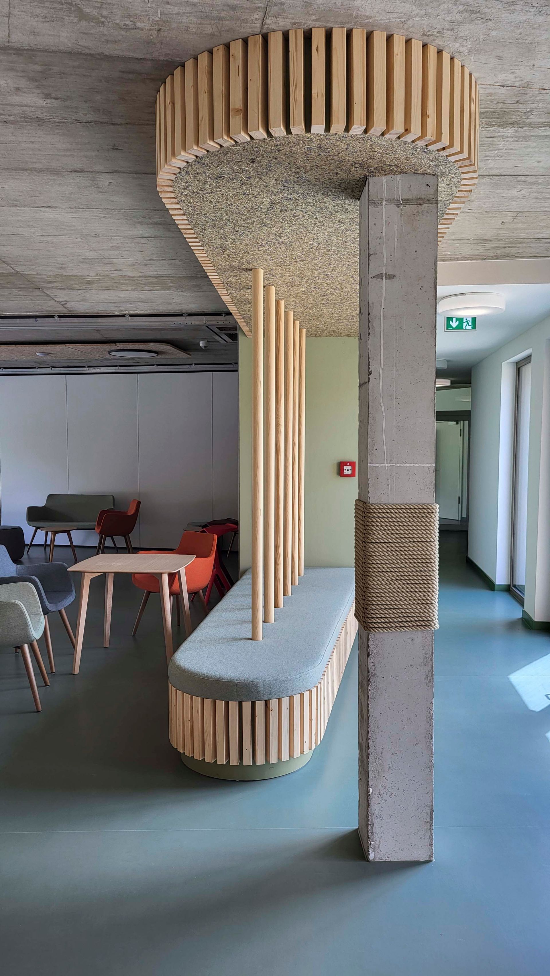 Ein Flur mit Tischen und Stühlen und einer Holzdecke.