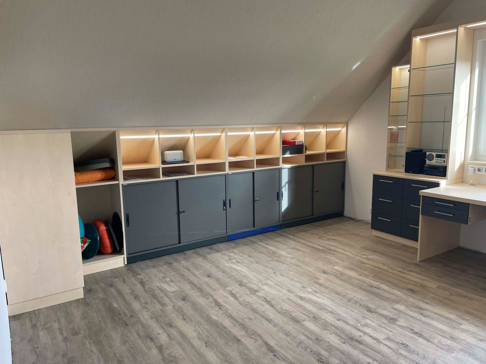 Ein Raum mit vielen Schränken und einem Schreibtisch