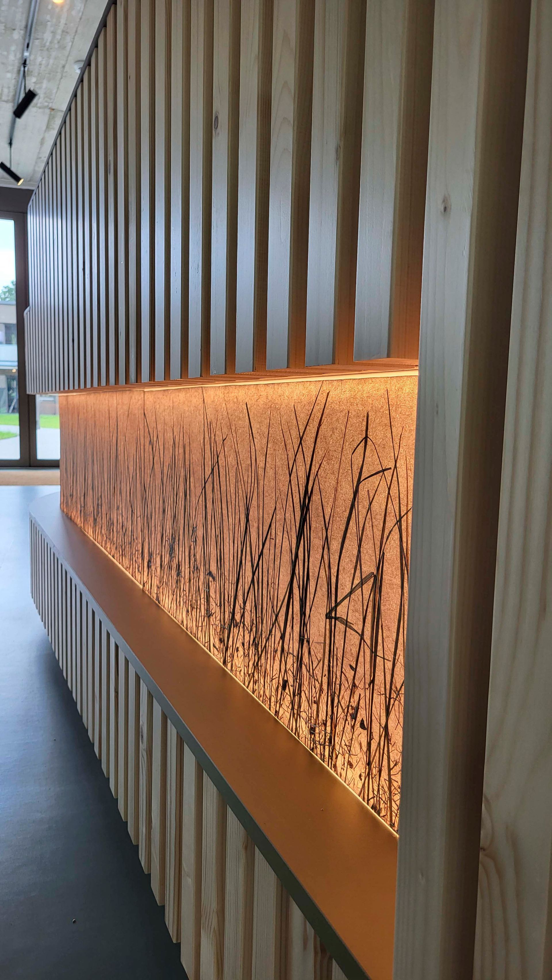 Ein Flur mit einer Holzwand und einer Lampe darauf.