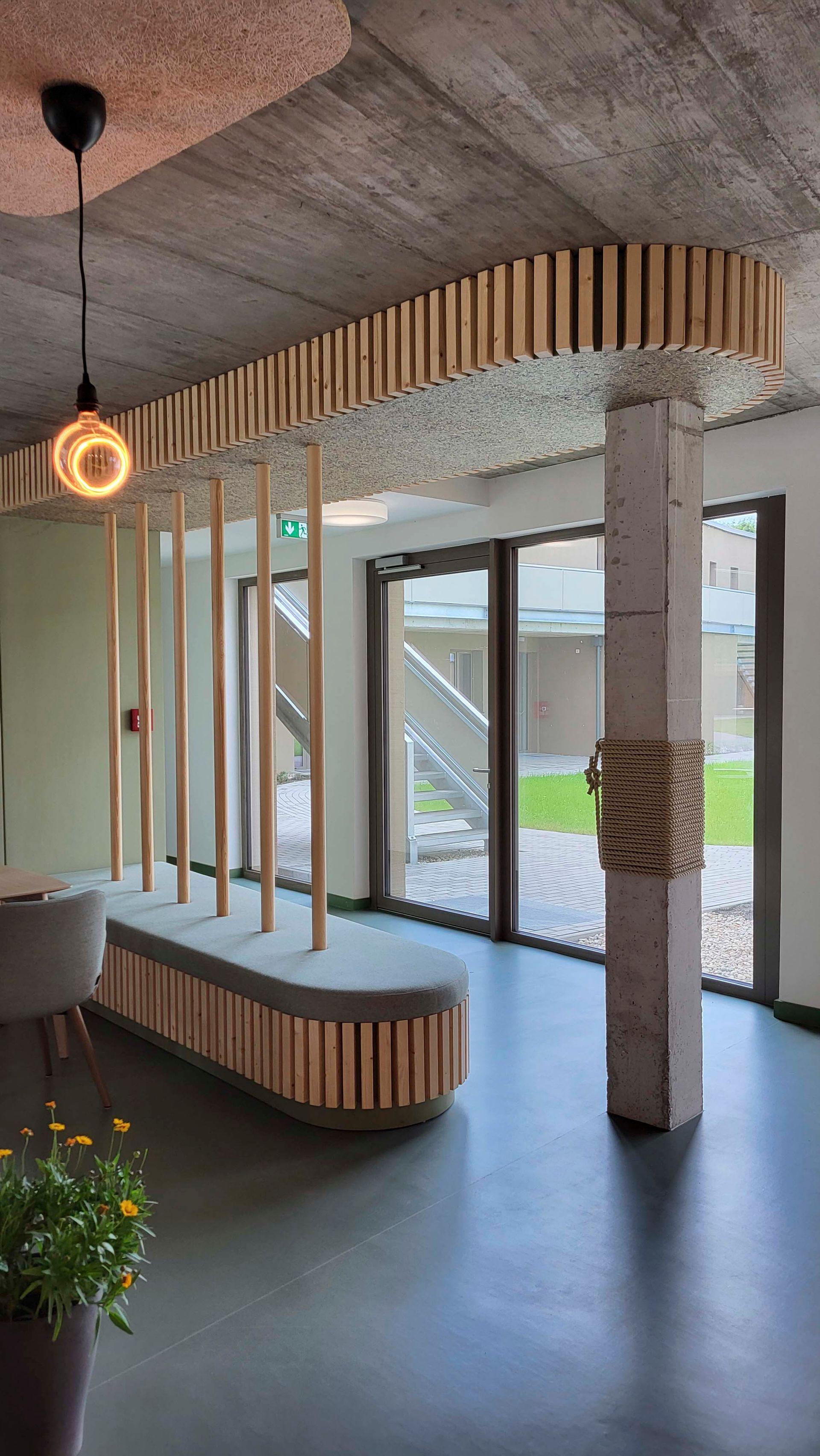 In der mitte des raumes steht eine bank.