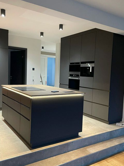 Eine Küche mit einer großen Insel in der Mitte