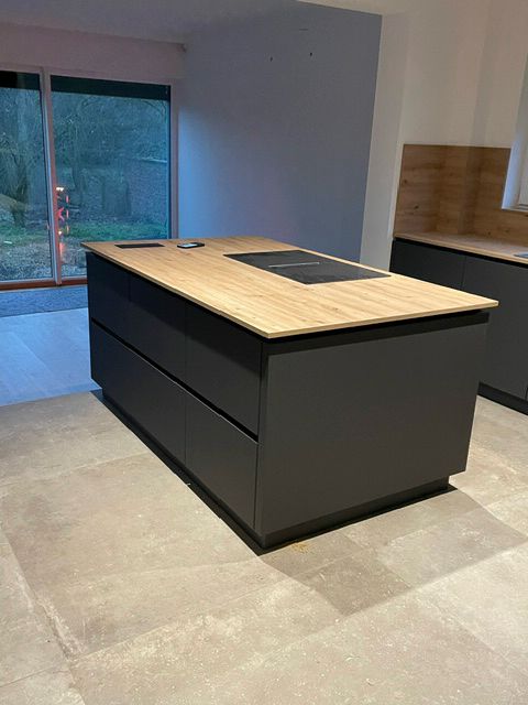 Eine Küche mit einer großen Insel in der Mitte