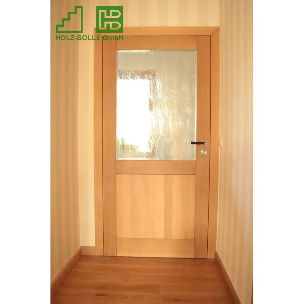 Eine Holztür mit Glaseinsatz in einem Flur.