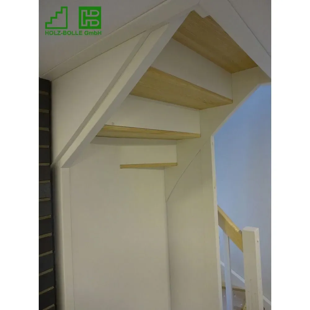 Eine weiße Treppe mit Holzstufen und einem weißen Geländer.