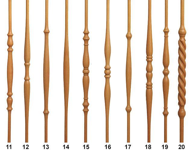 Eine Reihe von hölzernen Balustern mit den Nummern 11 bis 20