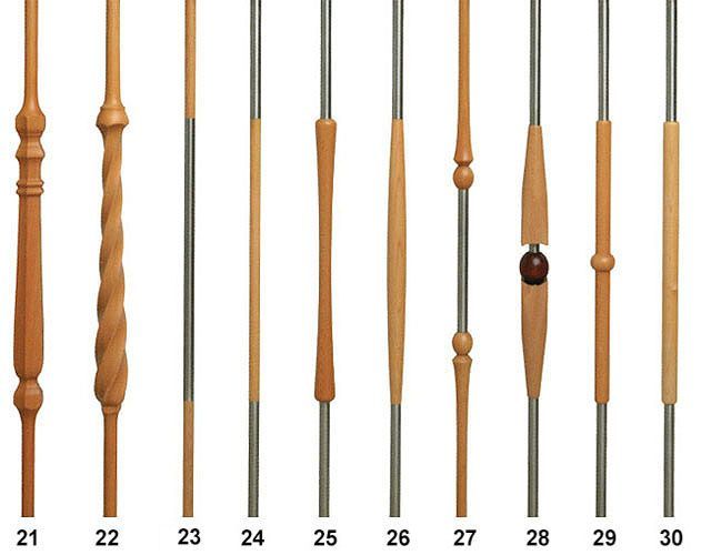 Eine Reihe von Holzgeländern mit den Nummern 21 bis 30