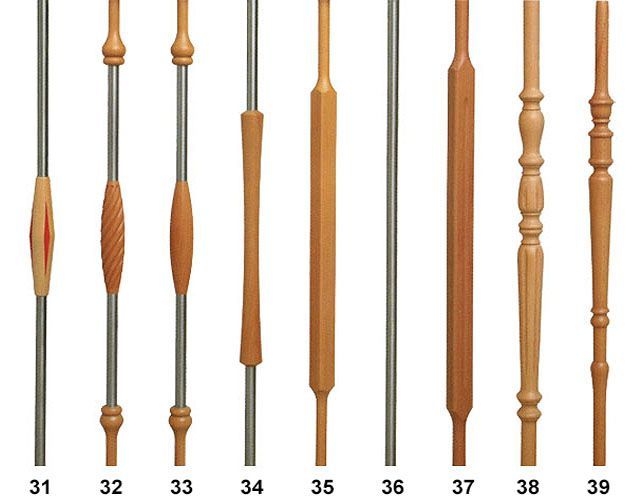 Eine Reihe von Holzgeländern mit den Nummern 31 bis 39