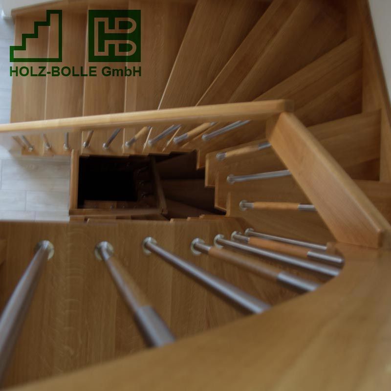 Eine Holztreppe mit einem Holz-Bölle GmbH Logo darüber