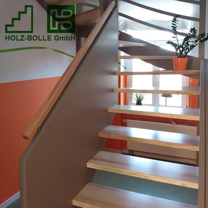 Eine Treppe mit einem Schild mit der Aufschrift „Holz-Bölle GmbH“
