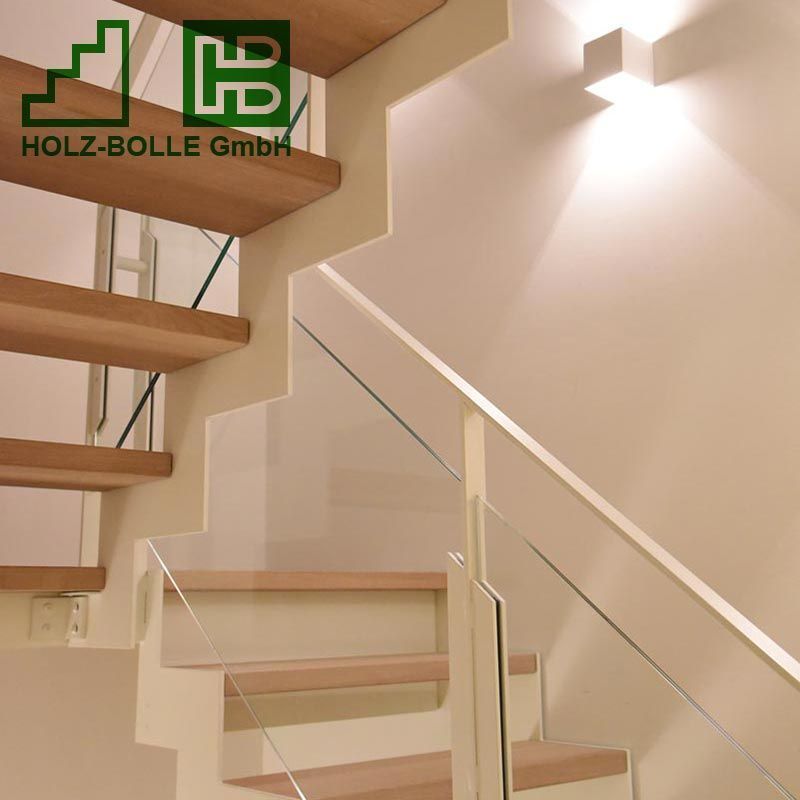 Eine Treppe mit dem Logo der Holz-Bölle GmbH