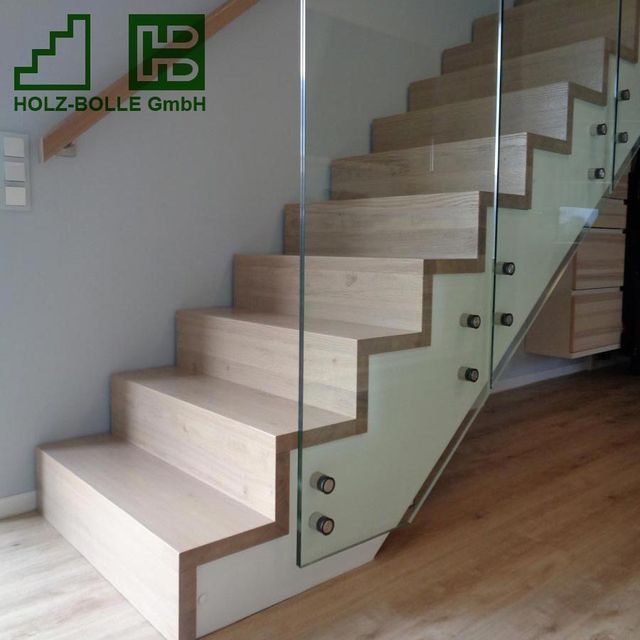 Eine Holztreppe mit Glasgeländer von holz-bolle gmbh