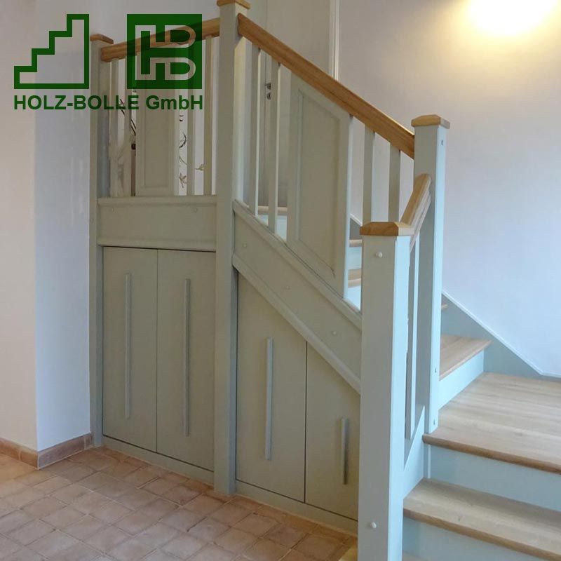 Eine Treppe mit dem Logo der Holz-Bölle GmbH