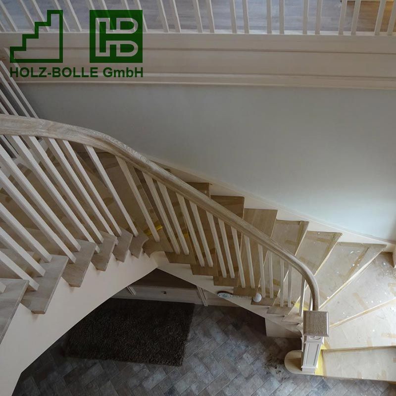 Ein Bild einer Treppe mit einem Logo für die Holz-Bolle GmbH