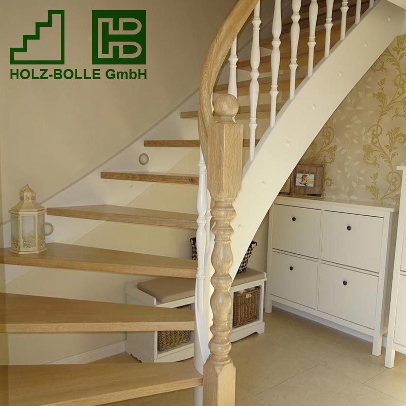 Eine Treppe mit einem Holz-Bölle GmbH Logo darüber