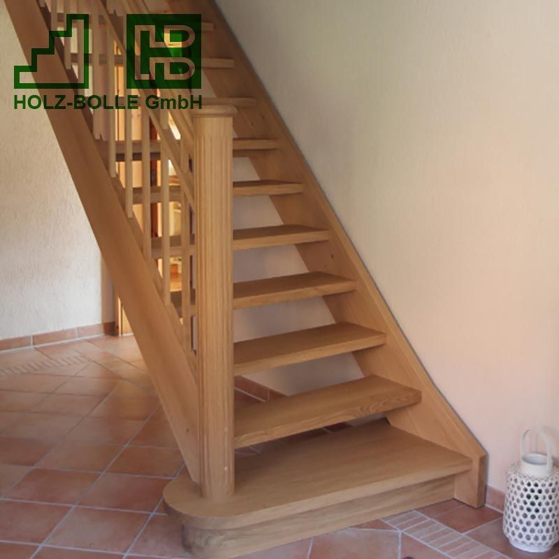 Eine Holztreppe mit einem Schild mit der Aufschrift „Holz-Bölle GmbH“