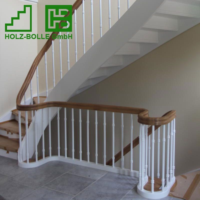 Eine Treppe mit einem Holz-Bölle GmbH Logo darüber