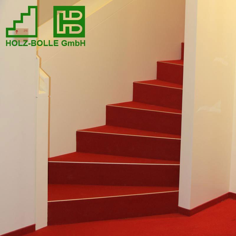 Eine Treppe mit roten Stufen und einem Logo der Holz-Bolle GmbH