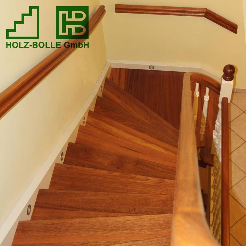 Eine Holztreppe mit einem Holz-Bölle GmbH Logo an der Wand