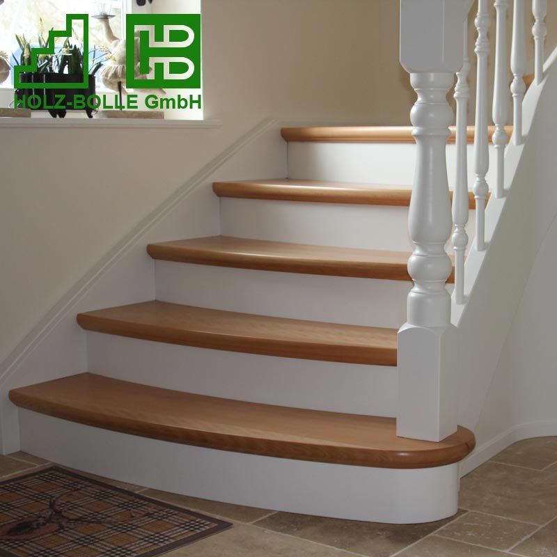 Eine weiße Treppe mit Holzstufen und einem Schild mit der Aufschrift „Holz-Bolle GmbH“