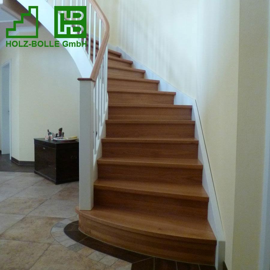 Eine Holztreppe mit einem Schild mit der Aufschrift „Holz-Bölle GmbH“
