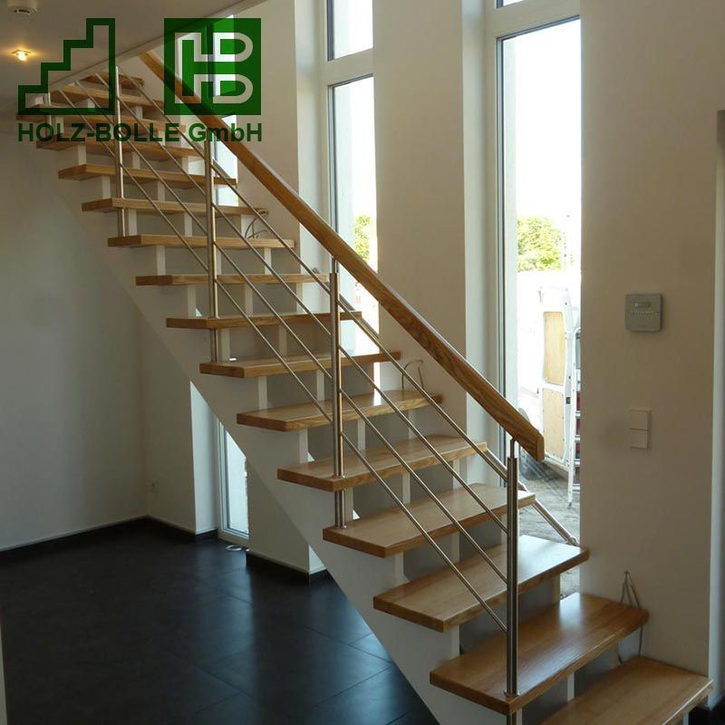 Eine Treppe mit einem Holz-Bölle GmbH Logo darüber
