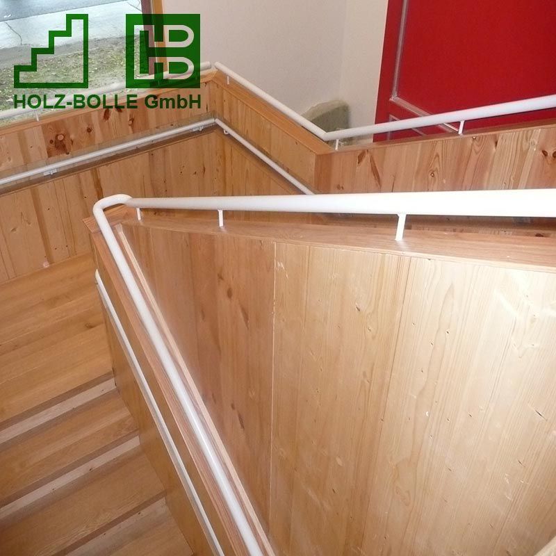 Eine Holztreppe mit weißem Geländer von holz-bolle gmbh