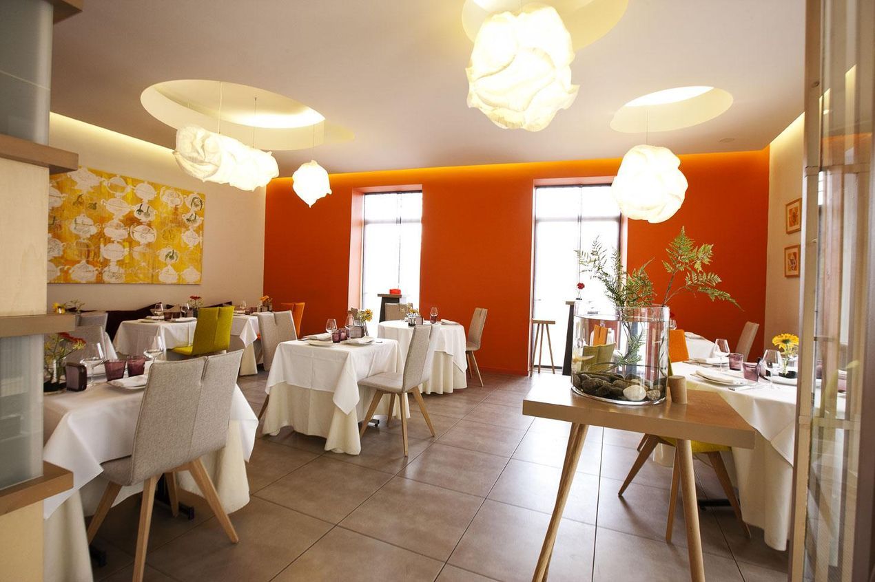 Restaurant avec tables en bois