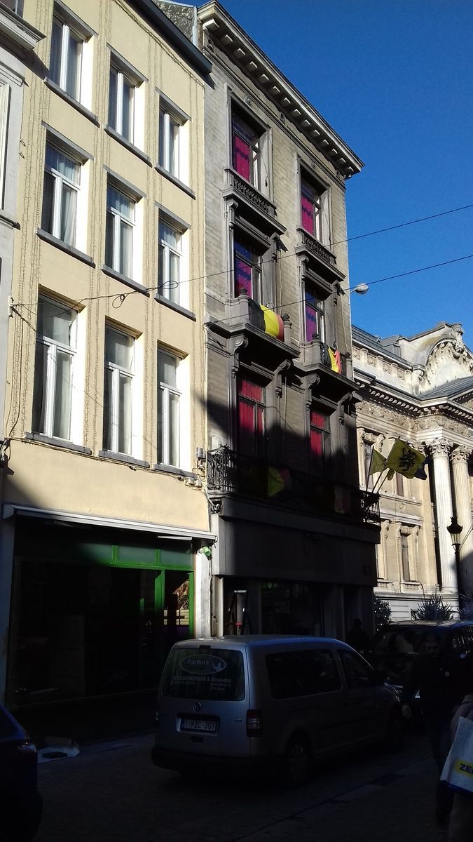 Façade d'immeuble repeinte.