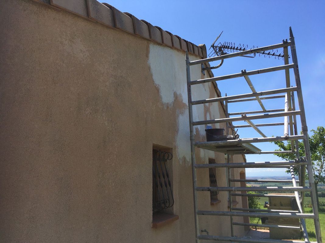 Façade en cours de réparation.