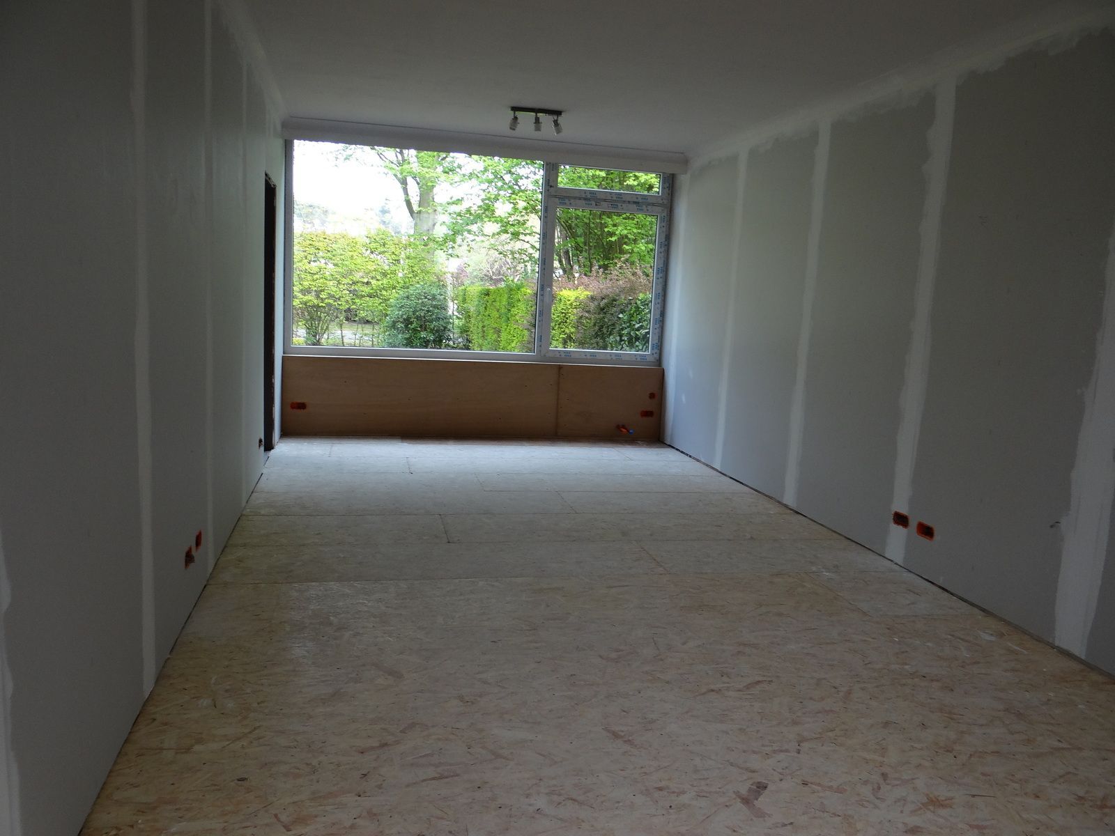 Travaux de plâtrerie en cours.