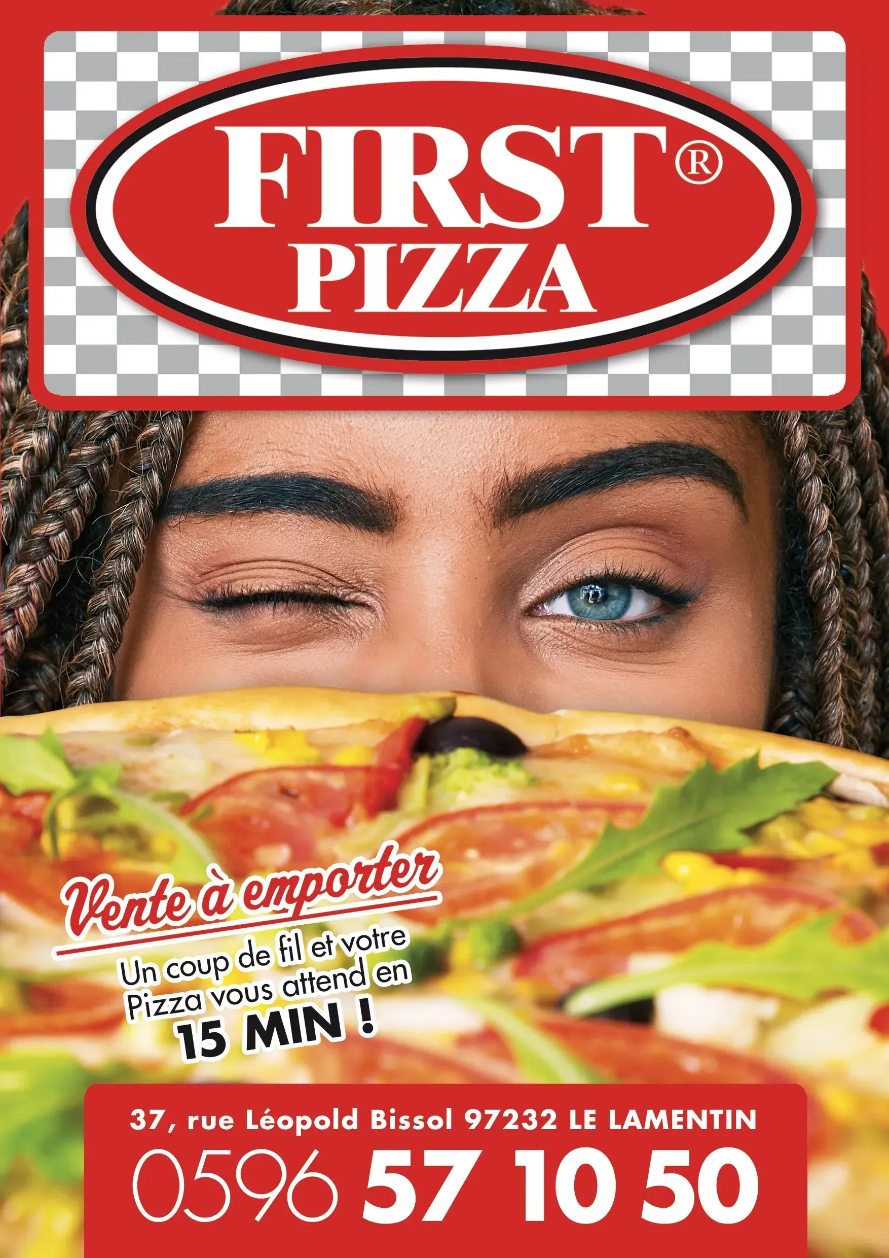 Publicité pour First Pizza avec un logo rouge, une pizza et une femme qui regarde par-dessus la part ; numéro de livraison affiché en bas.