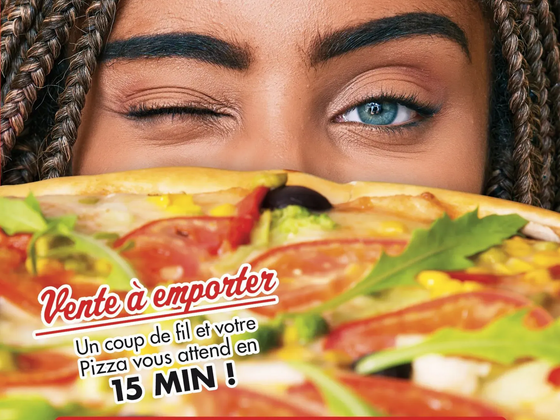 Première publicité pour First Pizza avec un logo rouge, une part de pizza et une femme qui regarde par-dessus, un œil fermé.