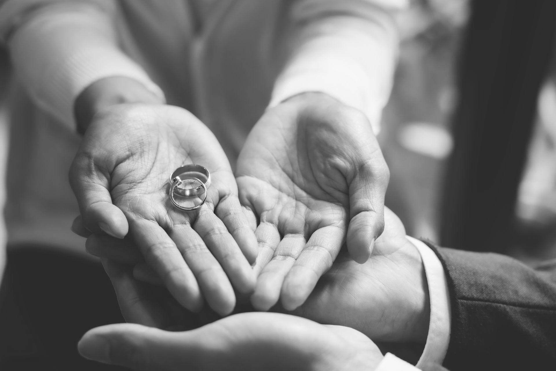 Alliances dans les mains