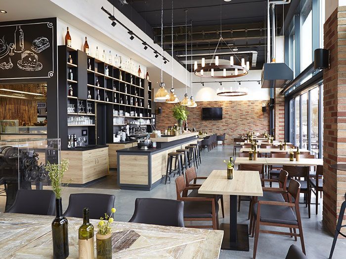 Ein Restaurant mit Tischen und Stühlen und einer Bar.