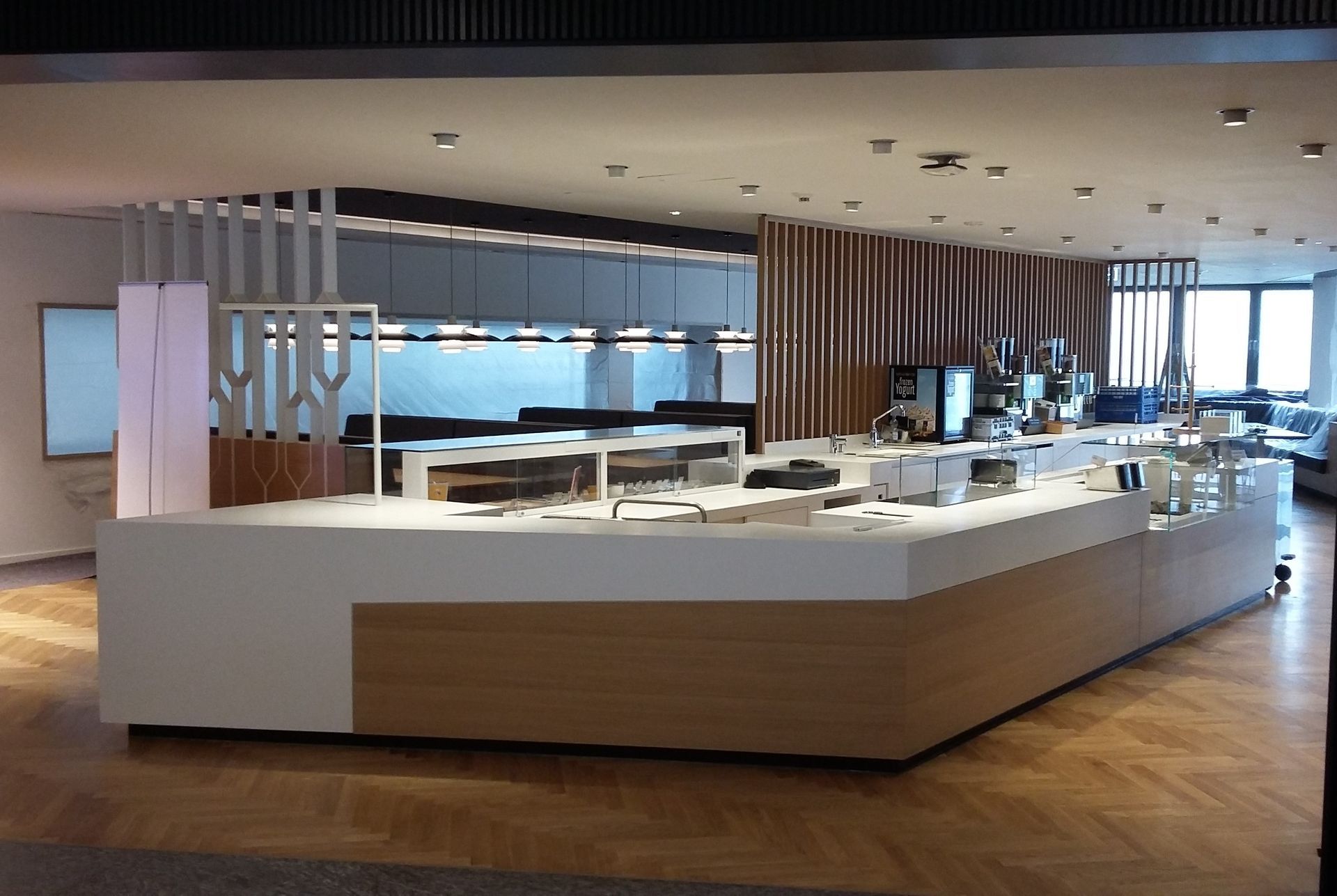 Ein großer Raum mit einer Buffettheke in der Mitte