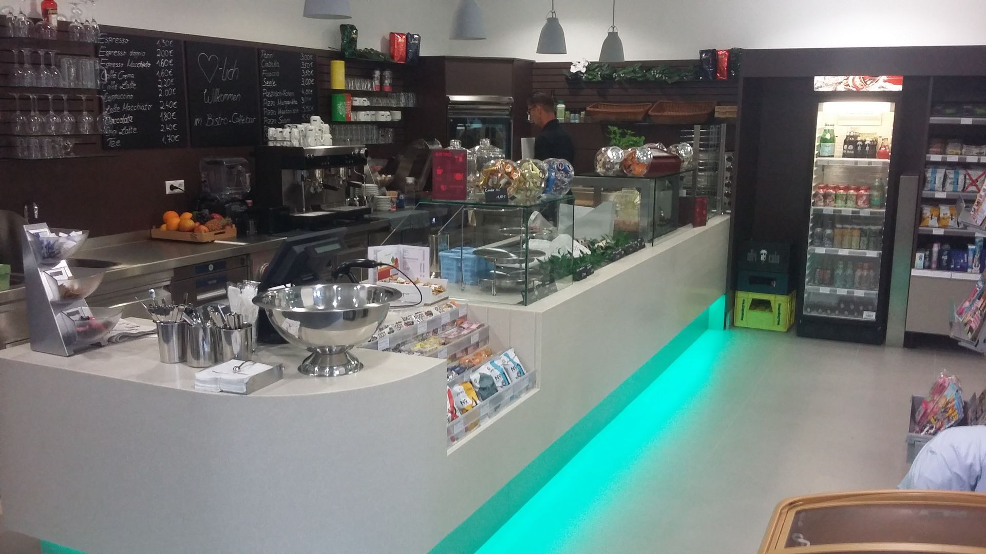 Ein Restaurant mit grünem Licht hinter der Theke.