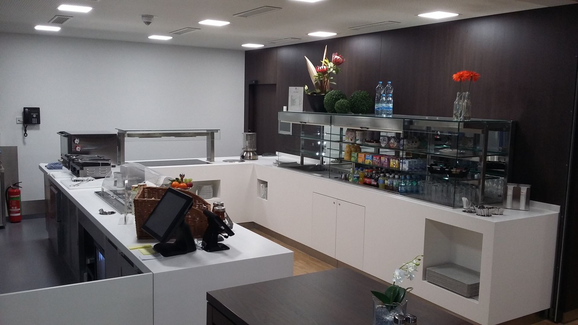 Eine Küche mit einer langen Theke und einem Computer darauf
