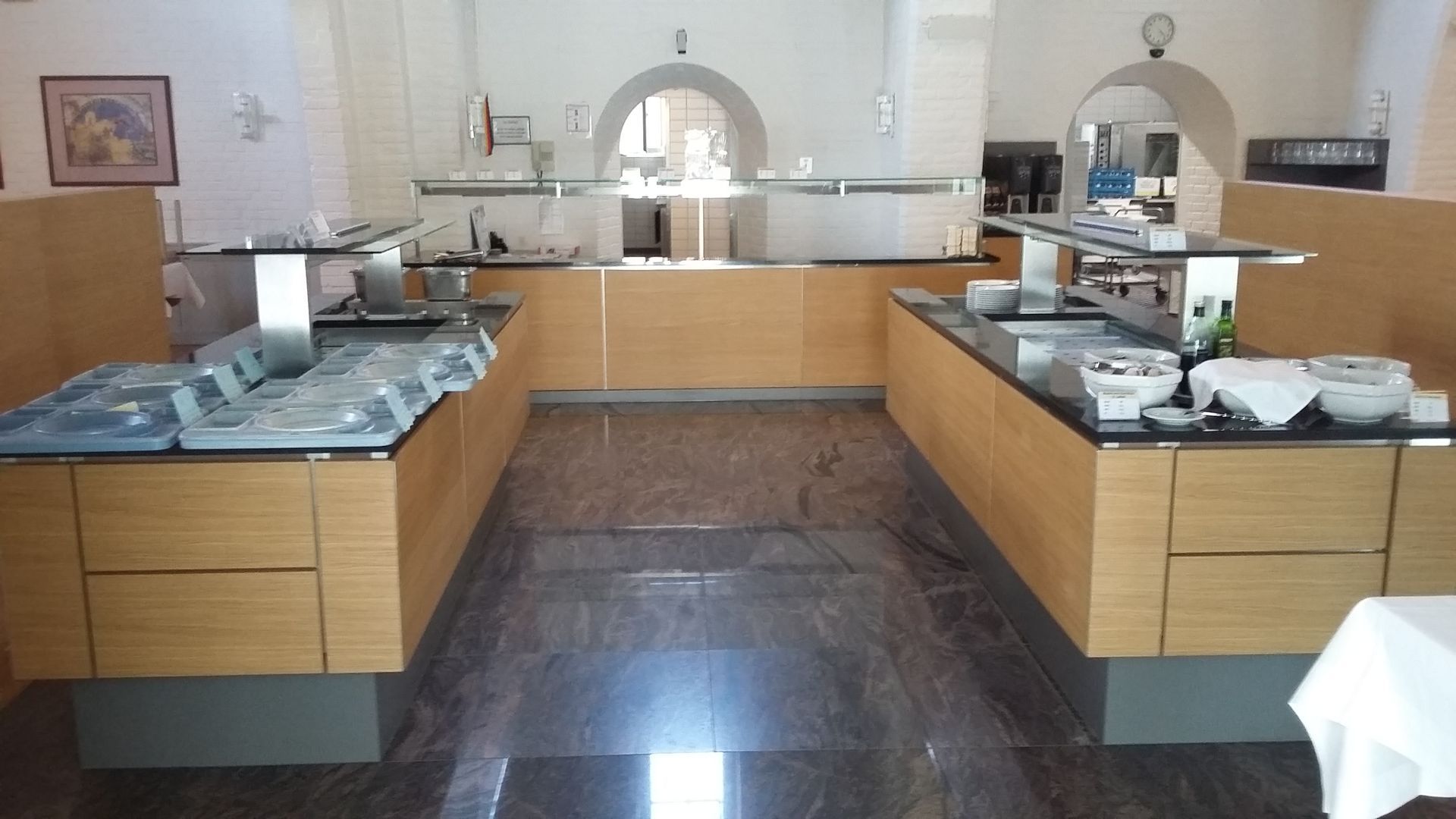 Eine lange Buffetschlange in einem Restaurant mit einer Uhr an der Wand