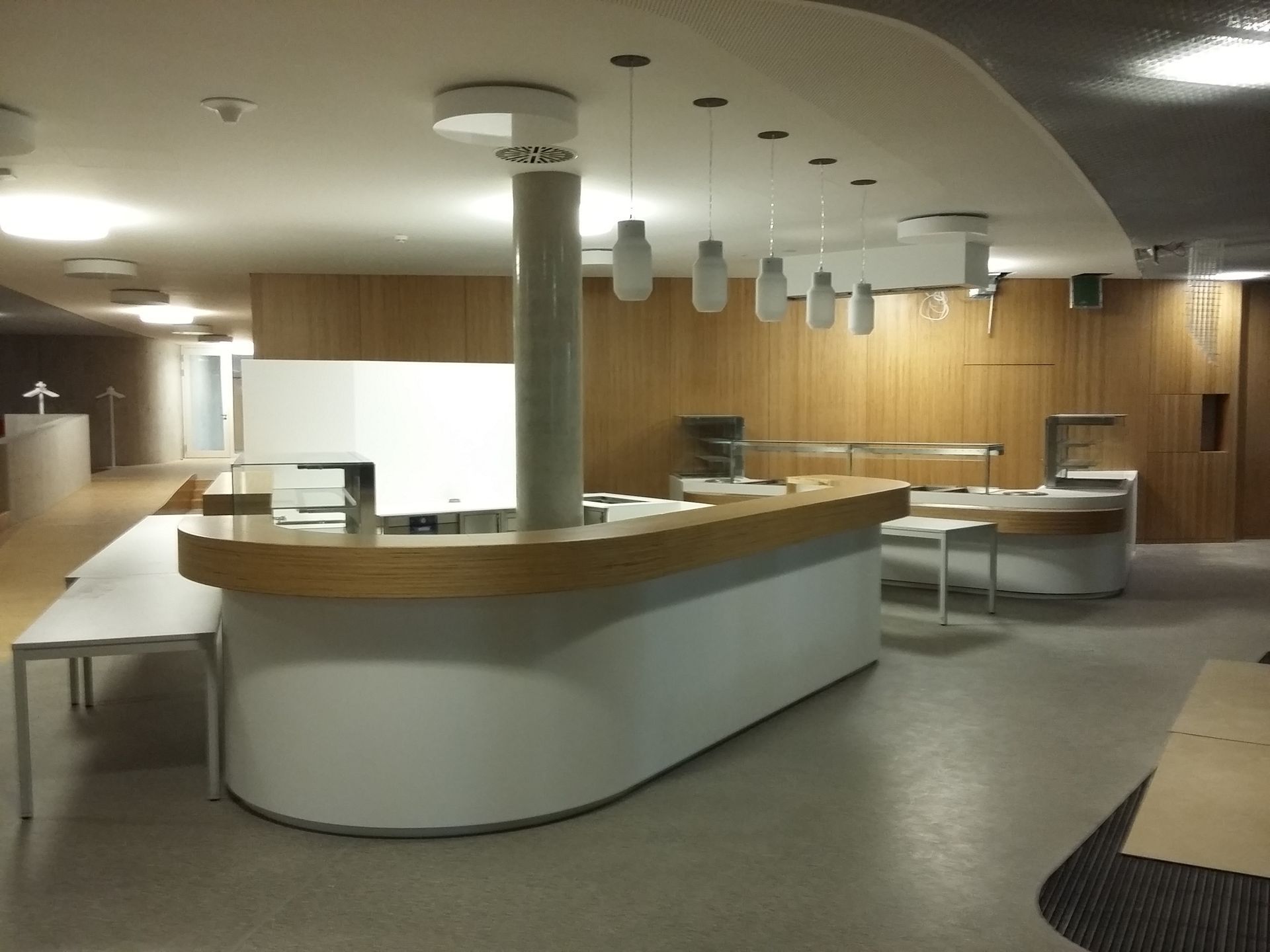 Ein großer Raum mit einer weißen Theke und Holzwänden