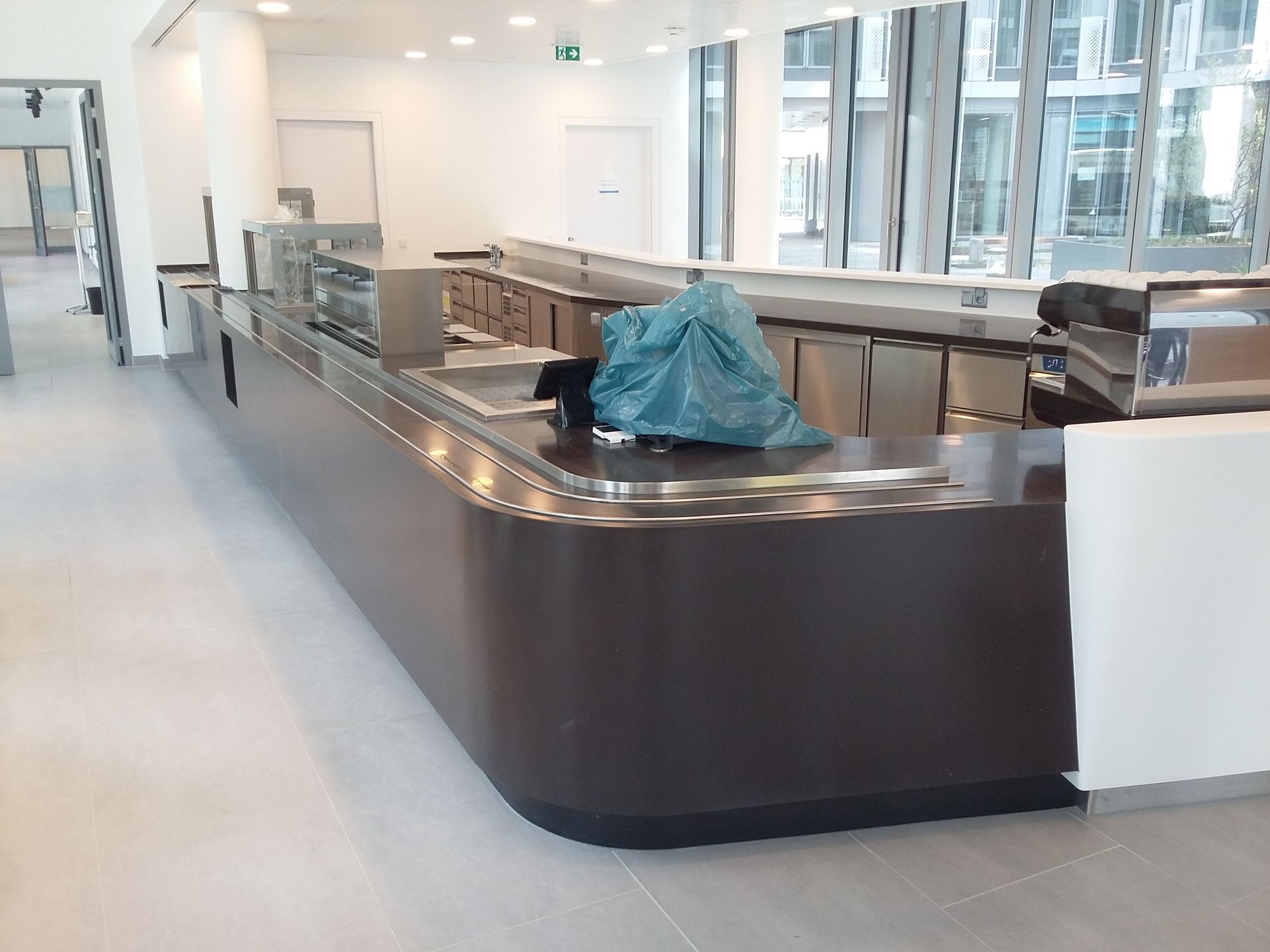 Eine lange Theke mit einer blauen Tasche darauf