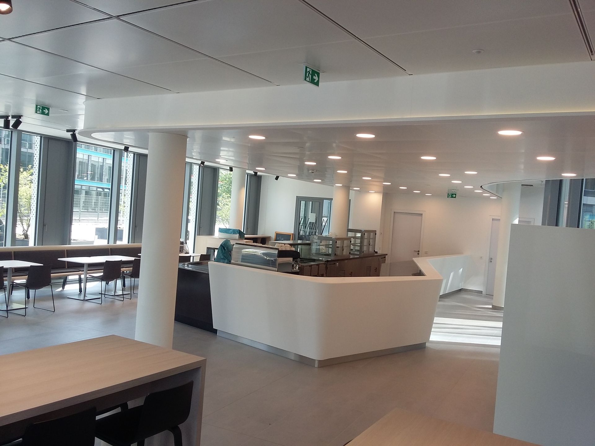 Ein großer Raum mit Tischen und Stühlen und einer Theke