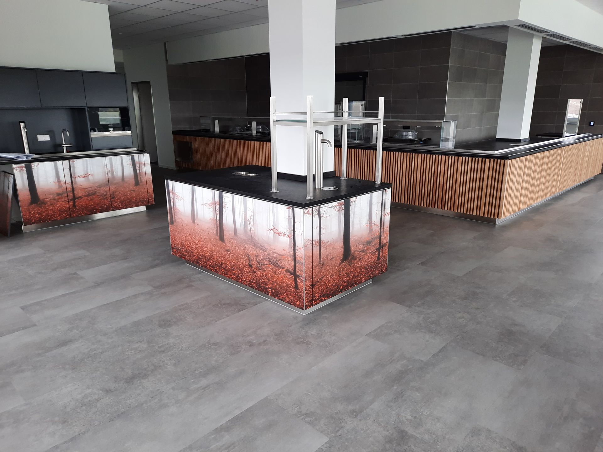 Eine Küche mit einer großen Insel in der Mitte