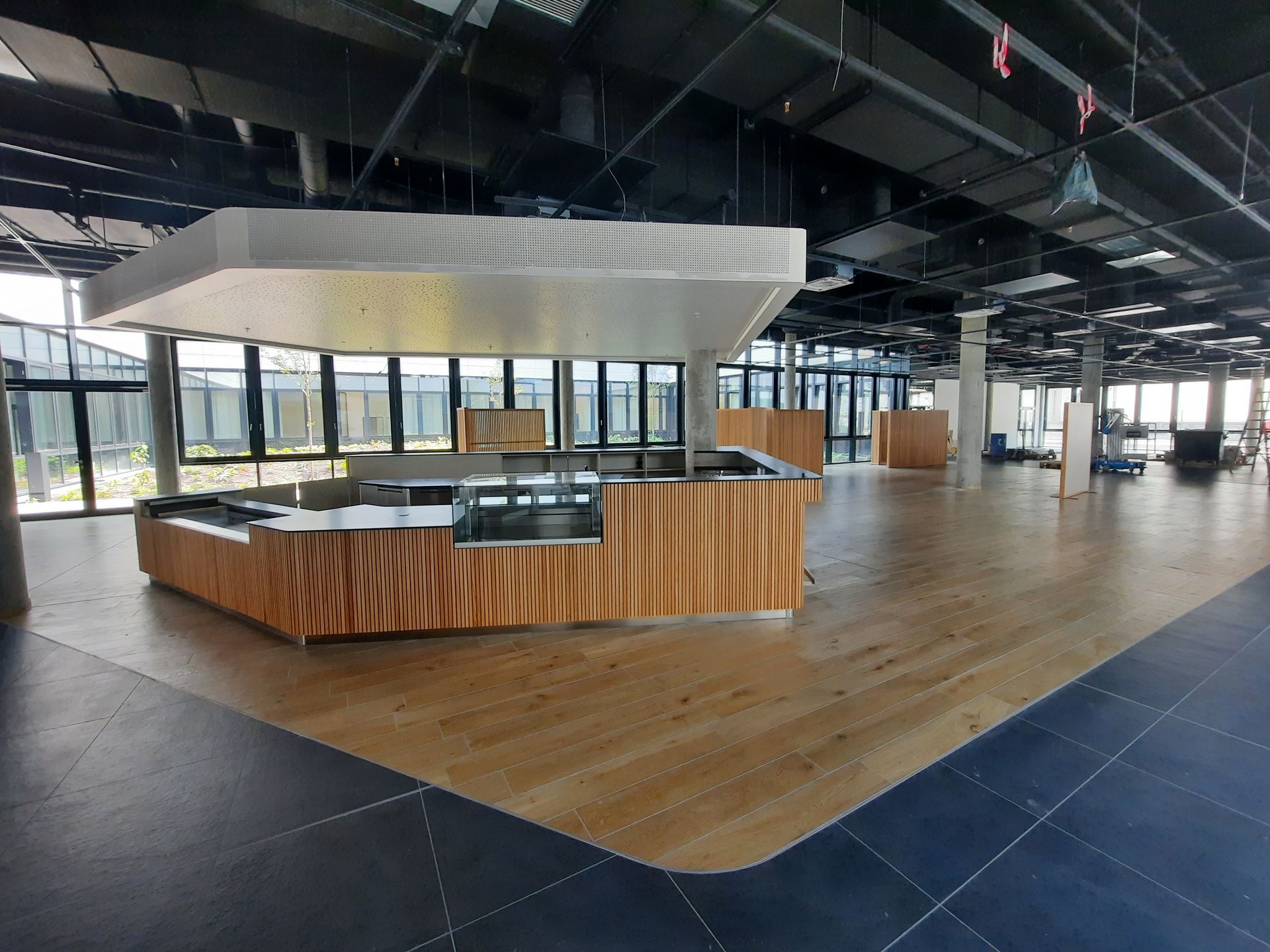 Ein großer leerer Raum mit einer Holztheke in der Mitte.