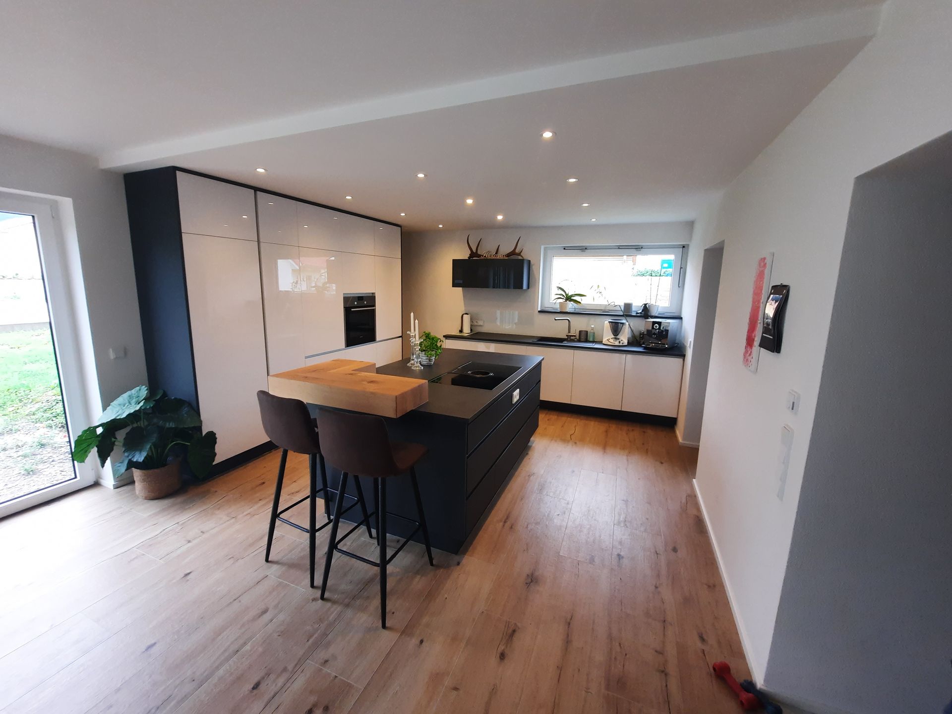 Eine Küche mit einer großen Insel in der Mitte des Raumes.