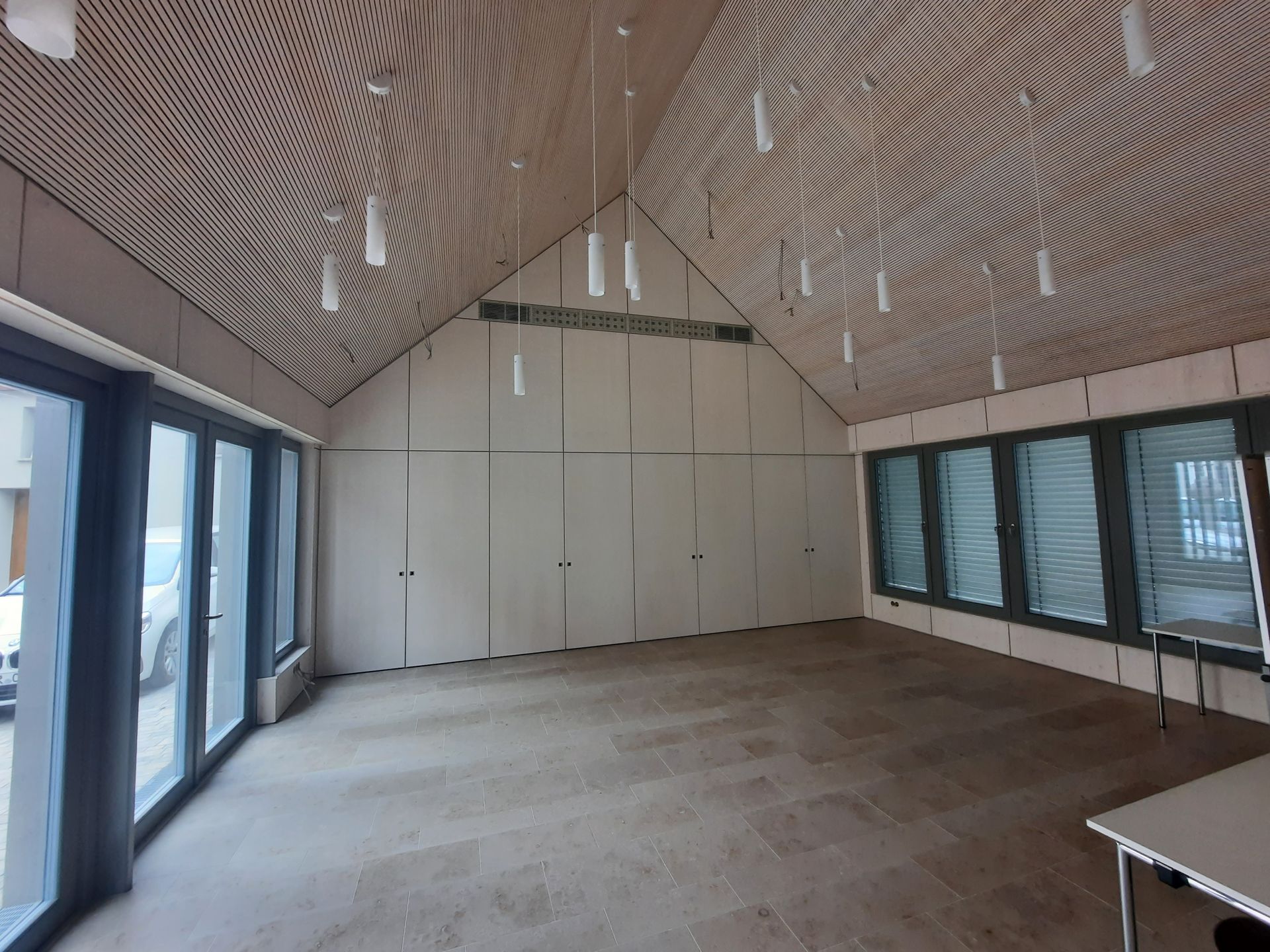 Ein leerer Raum mit gewölbter Decke und vielen Fenstern