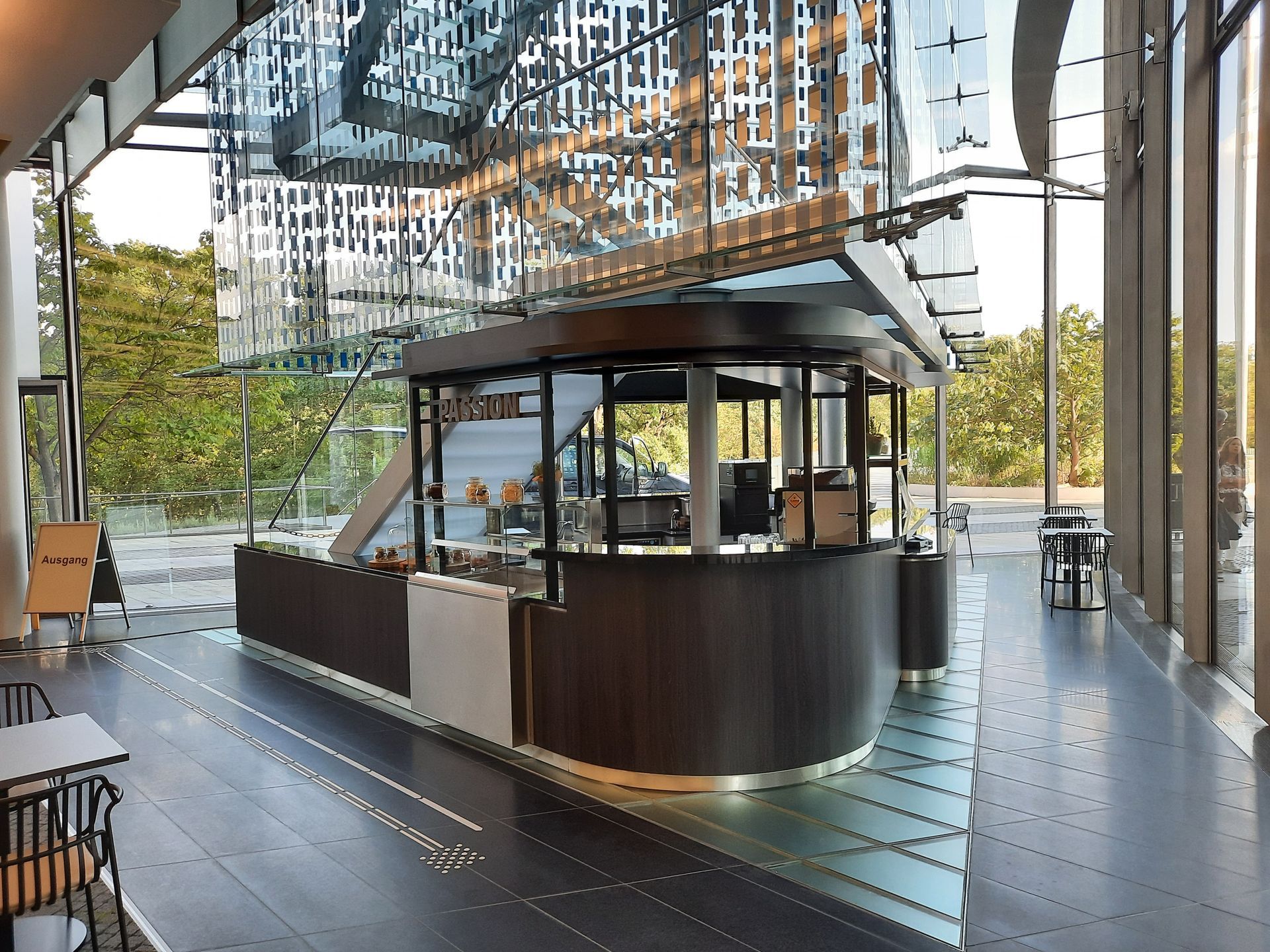 Das Innere eines Gebäudes mit einem runden Tresen in der Mitte