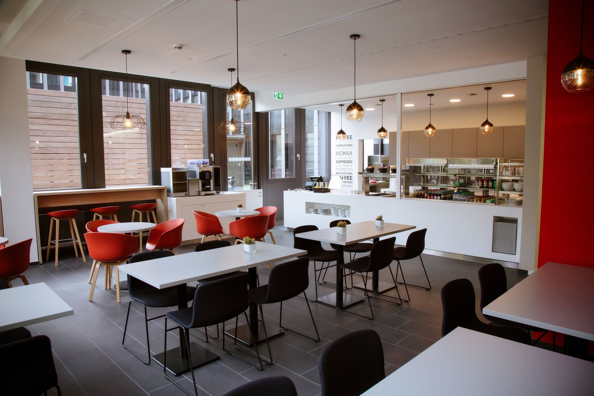 Ein Restaurant mit Tischen und Stühlen und einer Theke