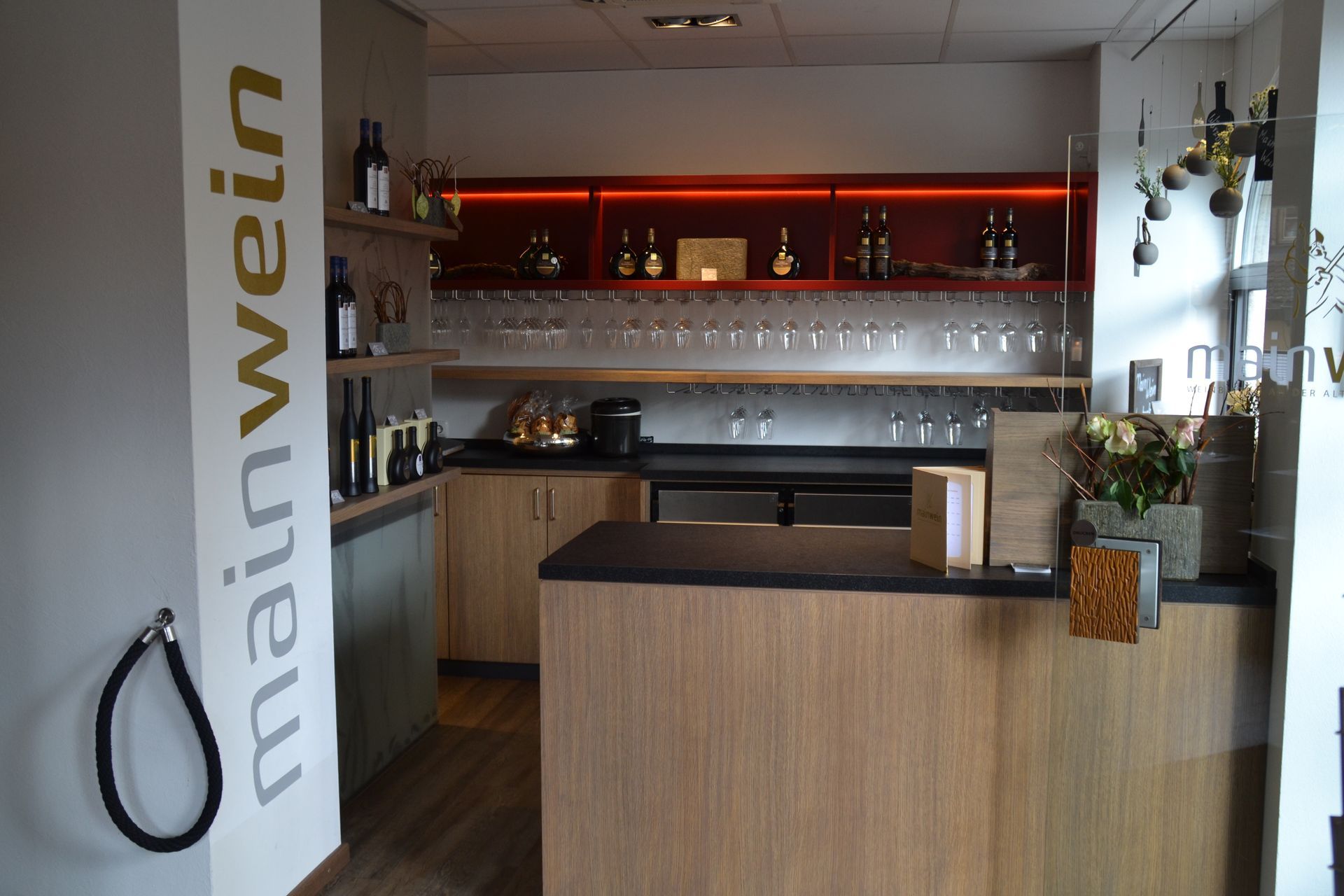 Eine Küche mit einem Schild mit der Aufschrift „Mainwein“ darauf