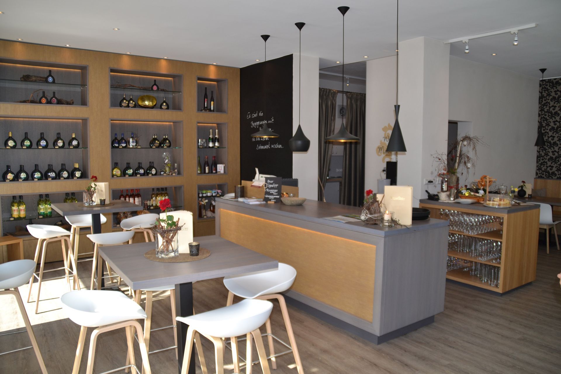 Ein Restaurant mit Tischen und Stühlen und Regalen voller Weinflaschen