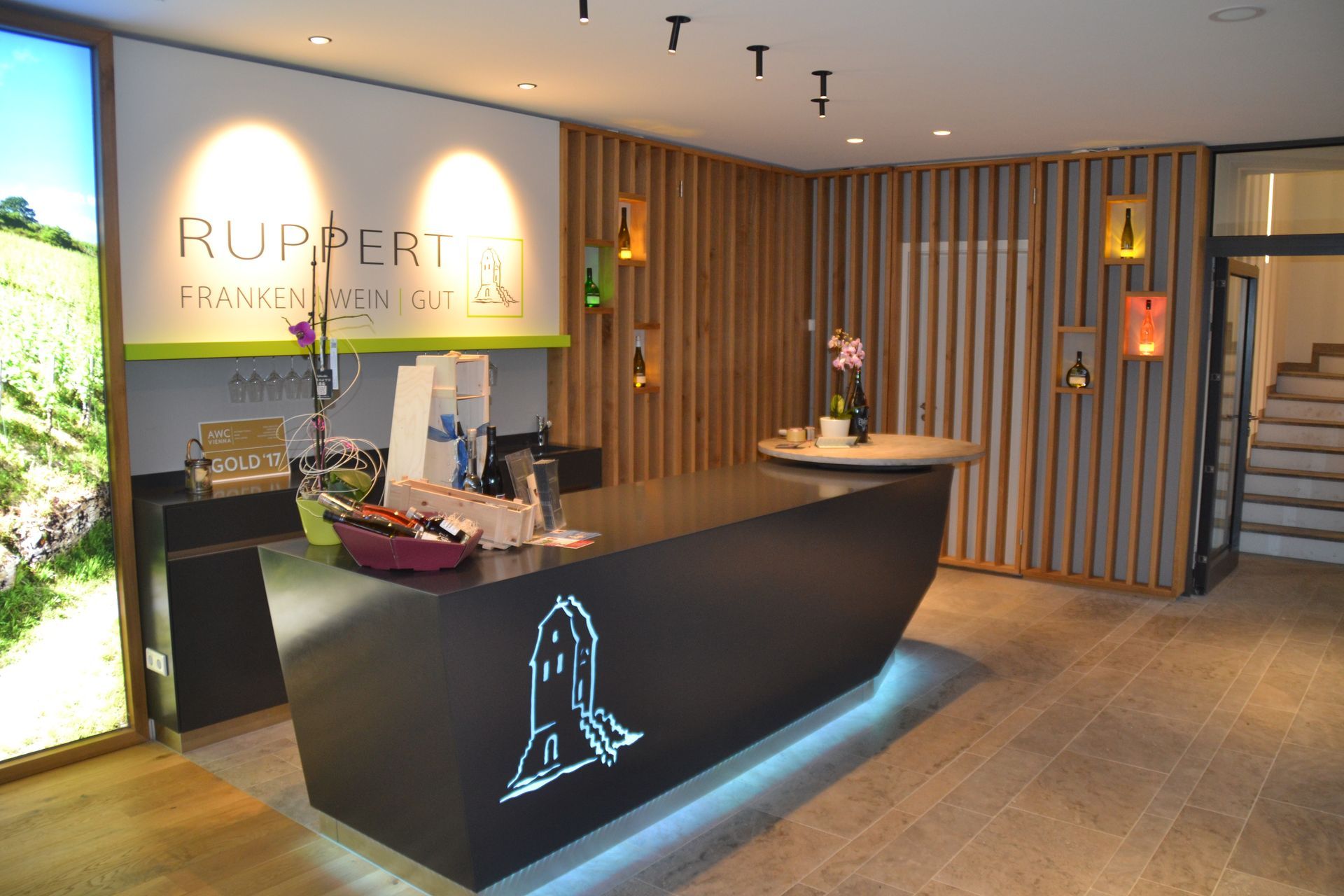 Ein Tresen in einem Raum mit einem Schild mit der Aufschrift „Ruppert“